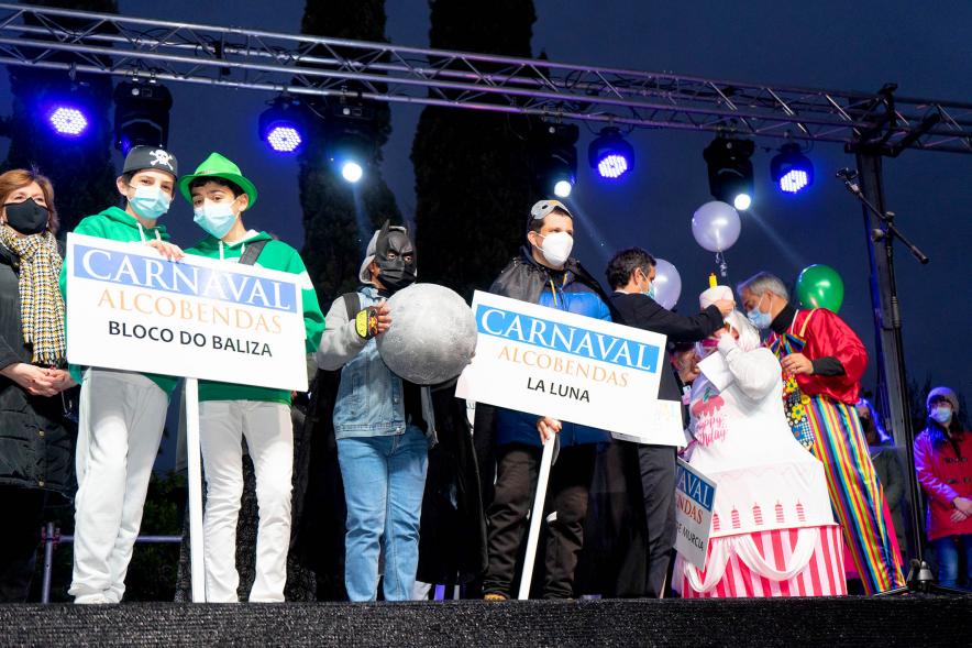 Desfile de Carnaval 2022 - Posado de los grupos escolares premiados.
