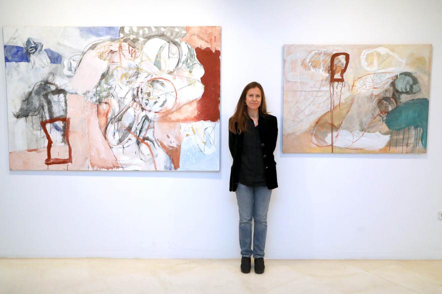 Inauguración Exposición de Pintura de Celia Muñoz - Imagen de la pintora de Celia Muñoz posando delante de su obra.