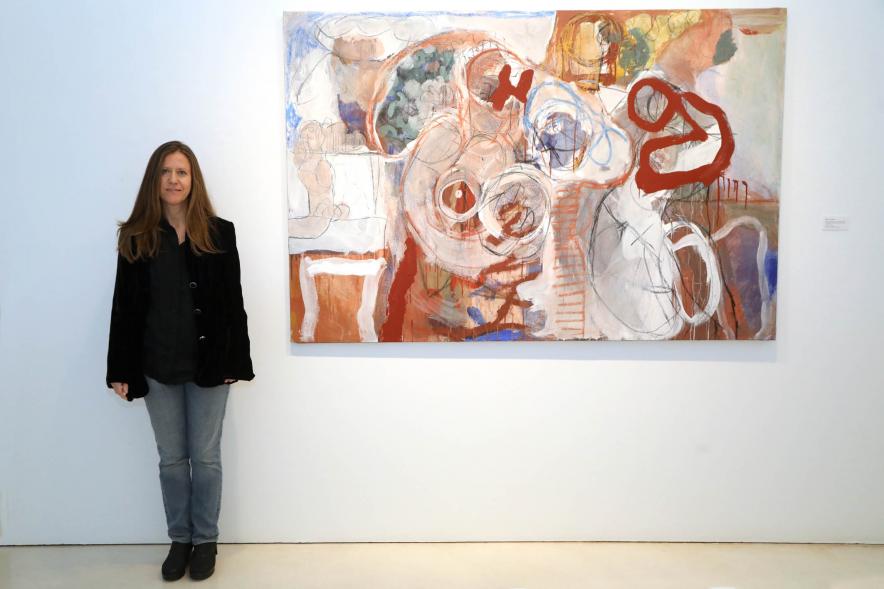  Inauguración Exposición de Pintura de Celia Muñoz - Imagen de la pintora de Celia Muñoz posando delante de su obra.