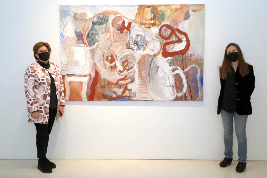 Inauguración Exposición de Pintura de Celia Muñoz - Imagen de la pintora de Celia Muñoz junto a la concejala de cultura Rosario Tamayo posando delante de su obra.