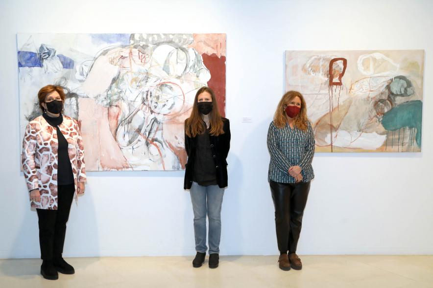 Inauguración Exposición de Pintura de Celia Muñoz - Imagen de la pintora de Celia Muñoz, la concejala de cultura Rosario Tamayo y la concejala Inmaculada Puyalto posando delante de su obra.