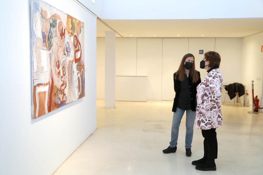   Inauguración Exposición de Pintura de Celia Muñoz - Imagen de la pintora de Celia Muñoz explicando una de sus obras a la concejala de cultura Rosario Tamayo. 
