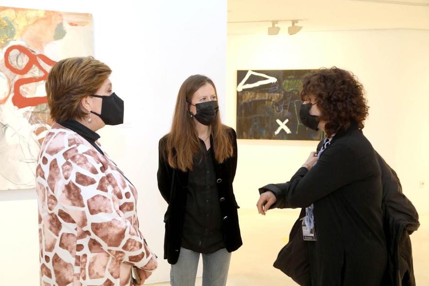 Inauguración Exposición de Pintura de Celia Muñoz - Imagen de la pintora de Celia Muñoz charlando con asistentes a la exposición.