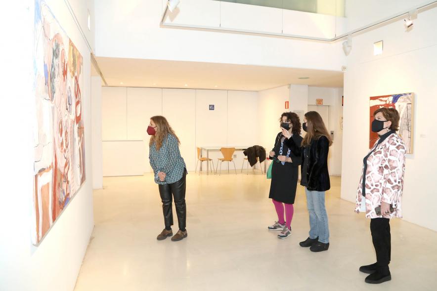  Inauguración Exposición de Pintura de Celia Muñoz - Imagen de la pintora de Celia Muñoz explicando su obra a las autoridades asistentes.