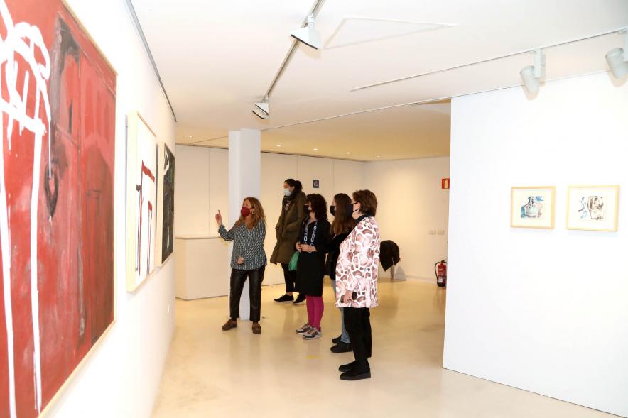 Inauguración Exposición de Pintura de Celia Muñoz - Imagen de la pintora de Celia Muñoz charlando con asistentes a la exposición.