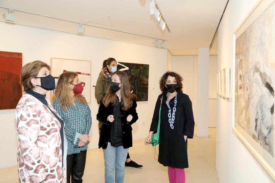 Inauguración Exposición de Pintura de Celia Muñoz - Imagen de la pintora de Celia Muñoz explicando su obra a las autoridades asistentes.