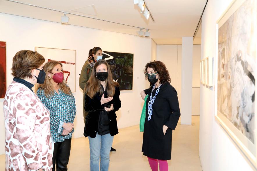 Inauguración Exposición de Pintura de Celia Muñoz - Imagen de la pintora de Celia Muñoz explicando su obra a las autoridades asistentes.