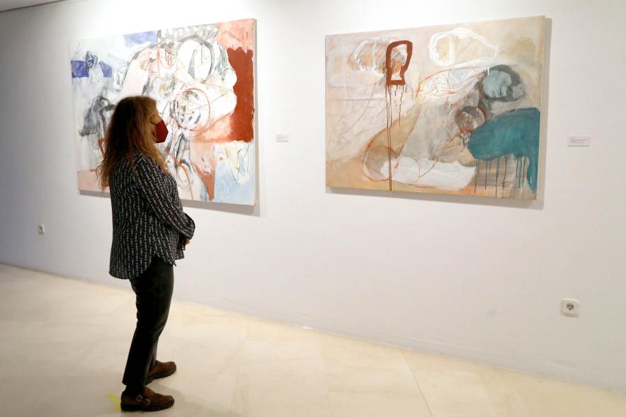  Inauguración Exposición de Pintura de Celia Muñoz - Imagen de la concejala Inmaculada Puyalto admirando una de las obras.
