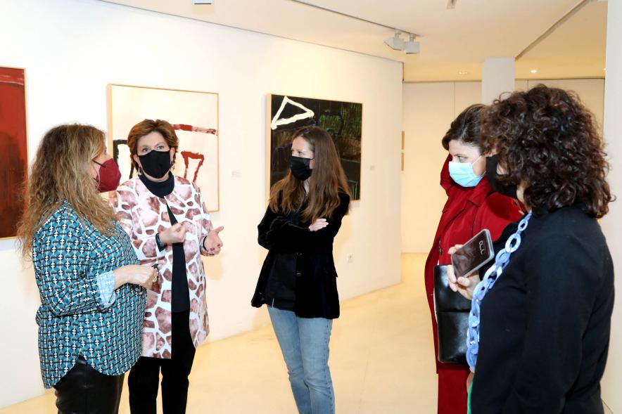 Inauguración Exposición de Pintura de Celia Muñoz - Imagen de la pintora de Celia Muñoz charlando con asistentes a la exposición.