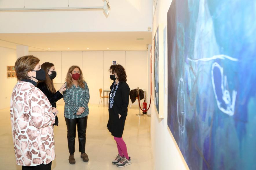  Inauguración Exposición de Pintura de Celia Muñoz - Imagen de la pintora de Celia Muñoz explicando su obra a las autoridades asistentes.