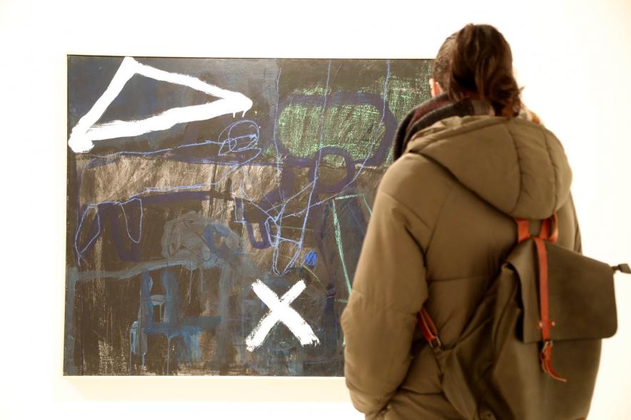 Inauguración Exposición de Pintura de Celia Muñoz - Imagen de una persona admirando una de las pinturas expuestas en el C.C. Anabel Segura.