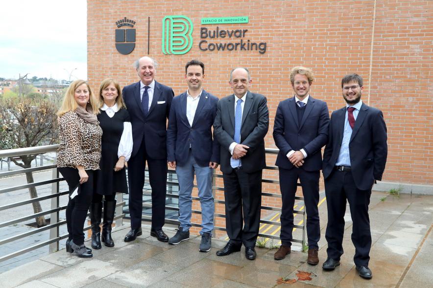 Firmantes posan tras la firma