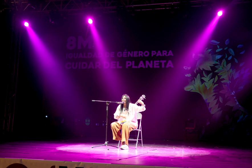 Actos Día de la Mujer en la Esfera - Primer plano de la actuación musical.