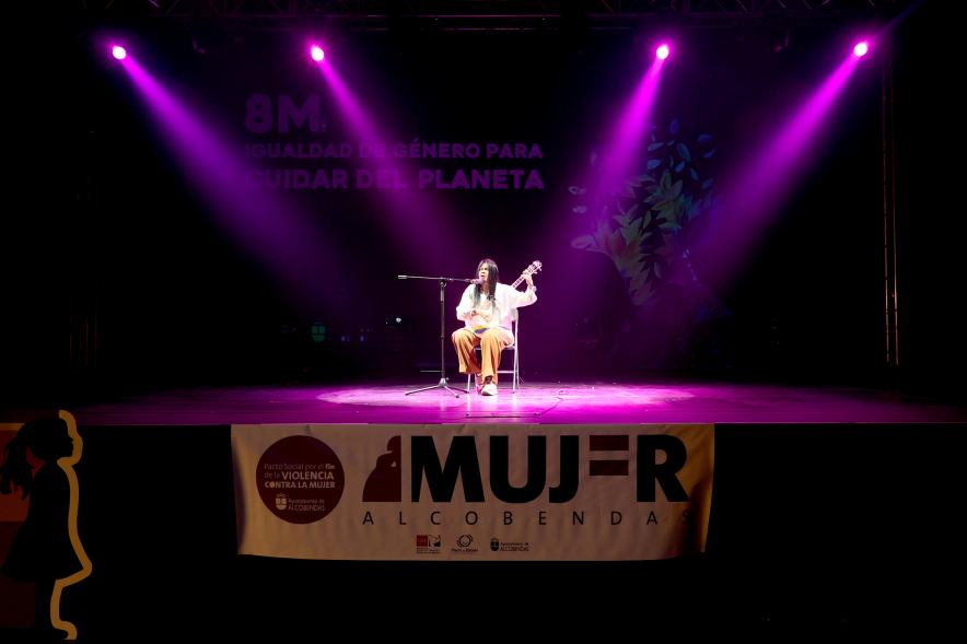 Actos Día de la Mujer en la Esfera - Primer plano de la actuación musical.