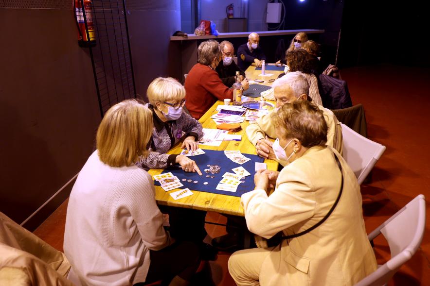  Actos Día de la Mujer en la Esfera - Grupo de mujeres jugando a las cartas.