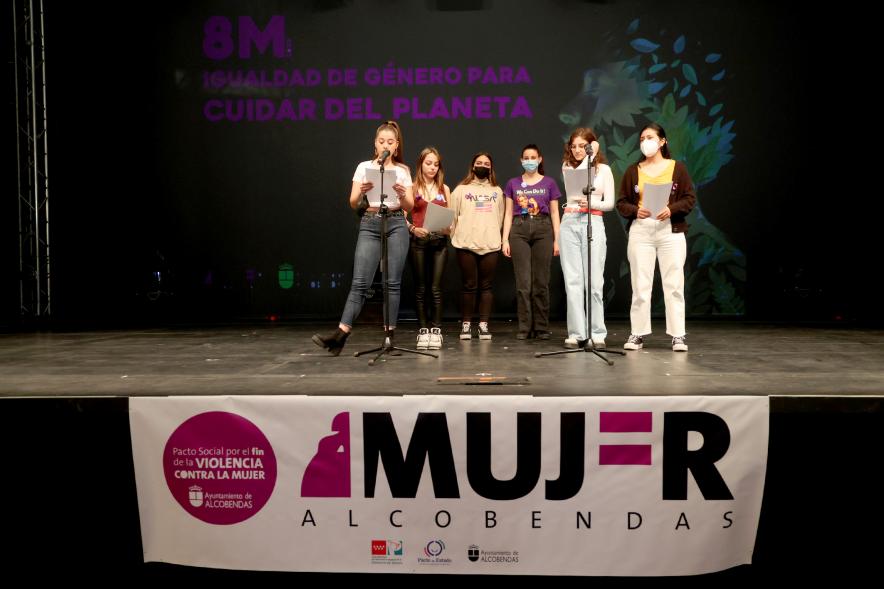 Actos Día de la Mujer en la Esfera - Imagen de varias jóvenes en el escenario leyendo un manifiesto.