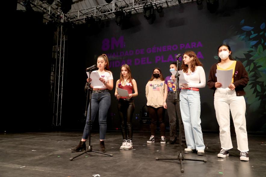 Actos Día de la Mujer en la Esfera - Imagen de varias jóvenes leyendo el manifiesto sobre el escenario.