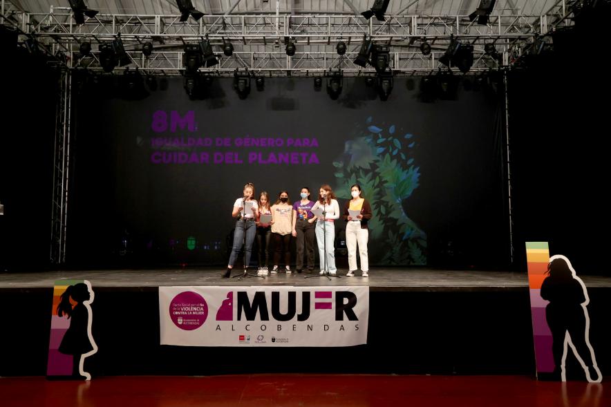 Actos Día de la Mujer en la Esfera -  Imagen de varias jóvenes leyendo el manifiesto sobre el escenario.