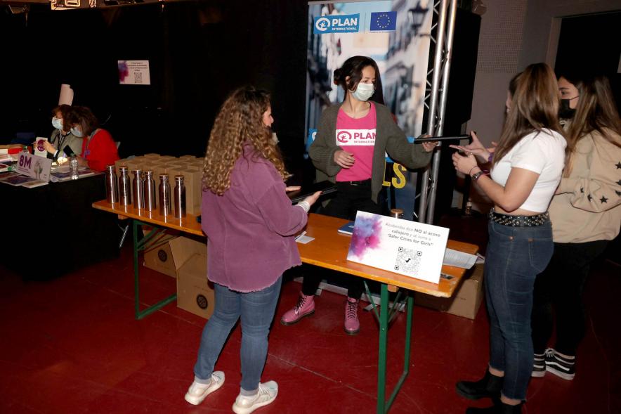 Actos Día de la Mujer en la Esfera - Imagen de varias participantes colaborando en las mesas informativas.