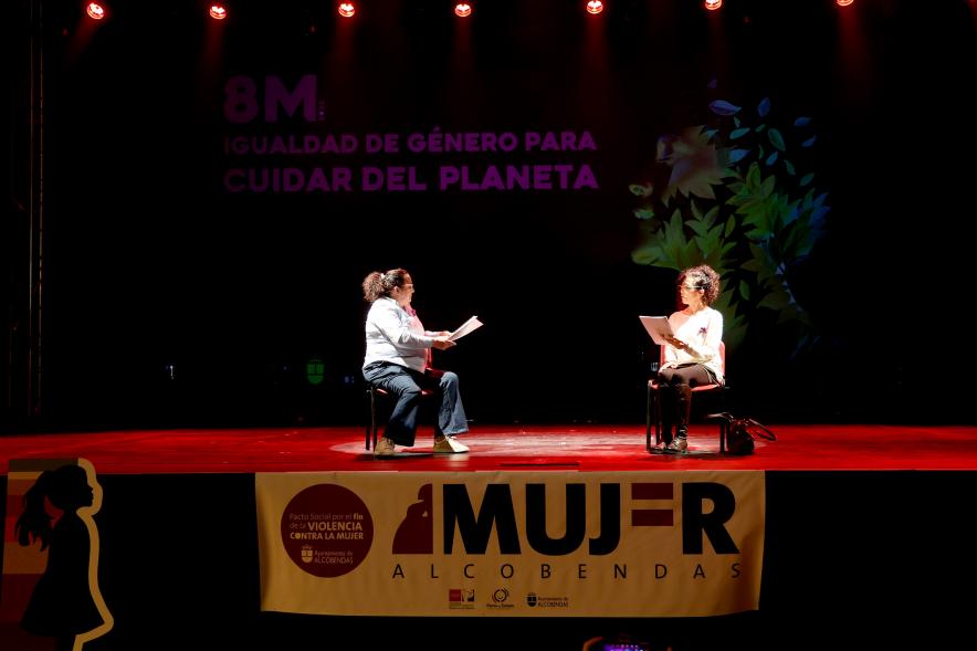 Actos Día de la Mujer en la Esfera -  Imagen de varias jóvenes leyendo el manifiesto sobre el escenario. 