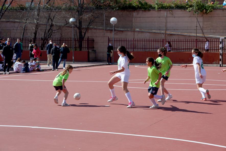 Actos Día de la Mujer en la Esfera - Imagen de un partido de futbol femenino juvenil.