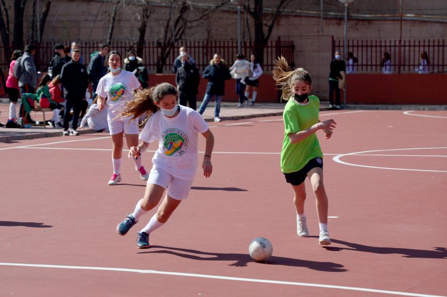 Actos Día de la Mujer en la Esfera - Imagen de un partido de futbol femenino juvenil.