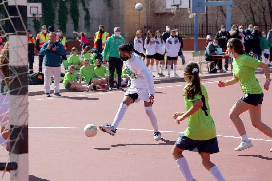 Actos Día de la Mujer en la Esfera - Imagen de un partido de futbol femenino juvenil.