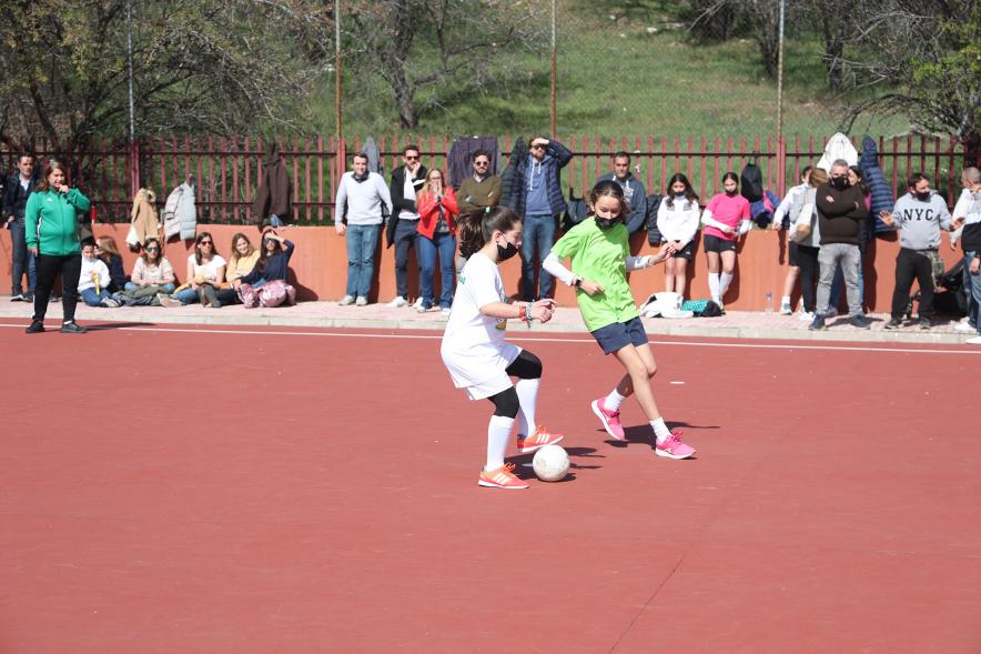 Actos Día de la Mujer en la Esfera - Imagen de un partido de futbol femenino juvenil.