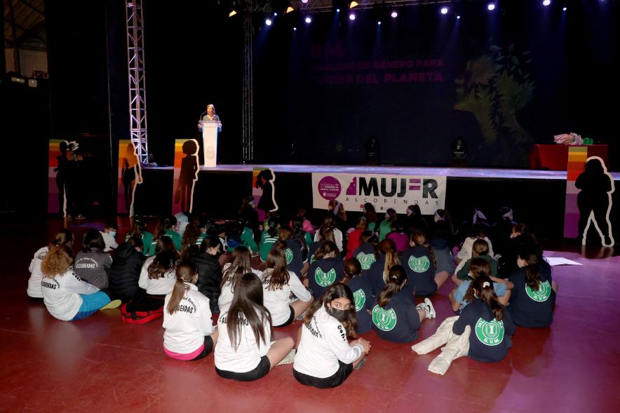 Actos Día de la Mujer en la Esfera - Discurso de Ofelia Culebradas a las alumnas del colegio Las Irlandesas.