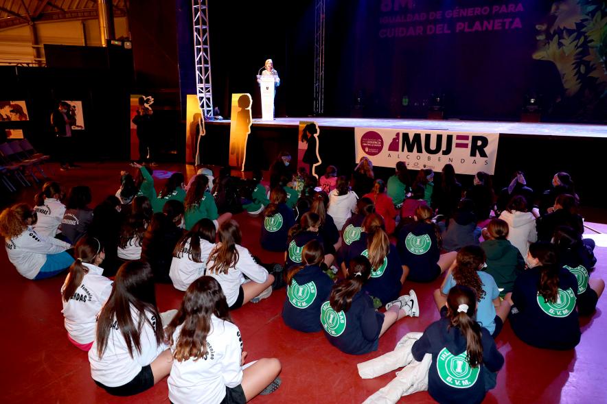 Actos Día de la Mujer en la Esfera - Discurso de Ofelia Culebradas a las alumnas del Colegio Las Irlandesas.