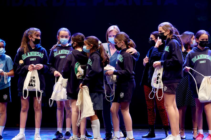 Actos Día de la Mujer en la Esfera - Imagen de las alumnas de Las Irlandesas recogiendo una bolsa  regalo.