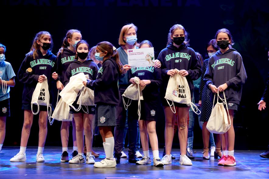 Actos Día de la Mujer en la Esfera - Imagen de las alumnas de Las Irlandesas recogiendo una bolsa regalo.