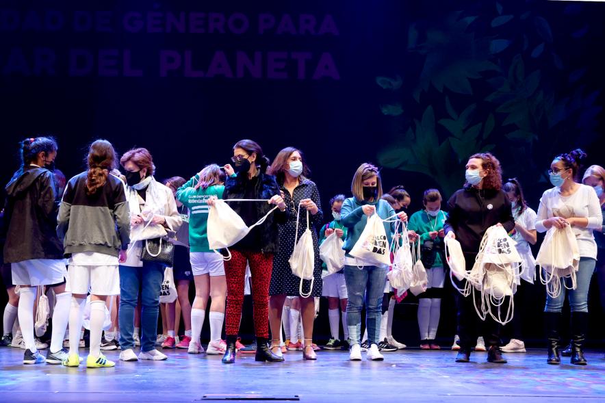 Actos Día de la Mujer en la Esfera -  Grupo numeroso de mujeres con sus bolsas regalo.