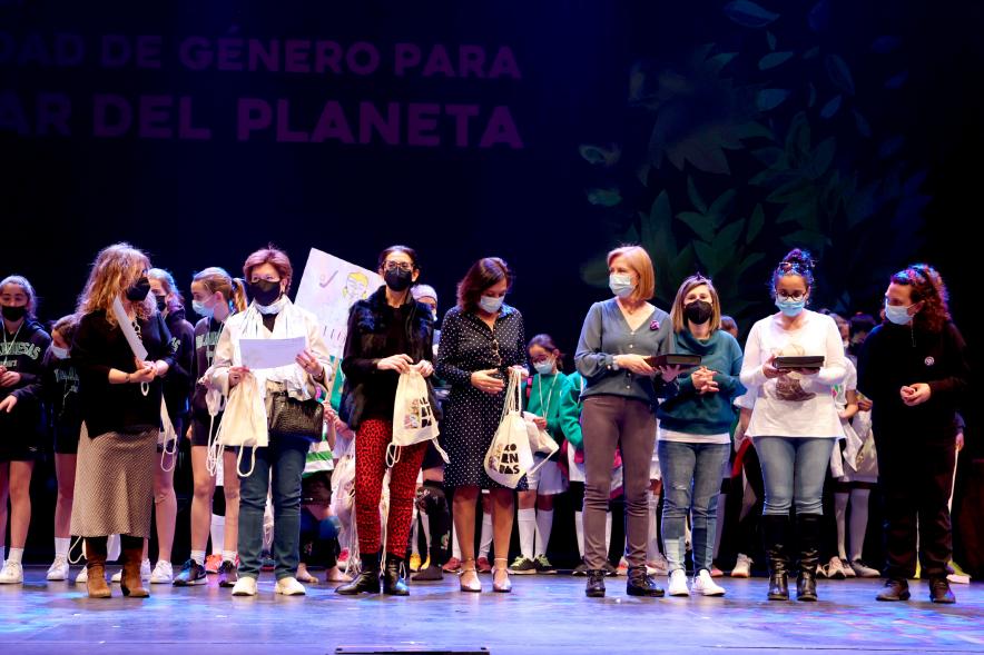 Actos Día de la Mujer en la Esfera - Las autoridades municipales posan con un grupo de participantes.