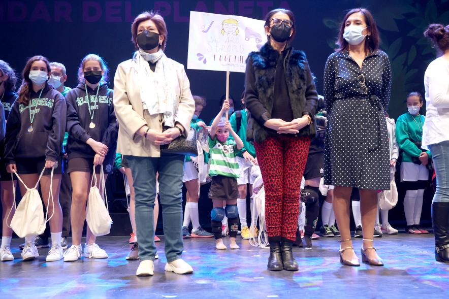 Actos Día de la Mujer en la Esfera - Imagen del escenario con parte de las mujeres premiadas de la Jornada.