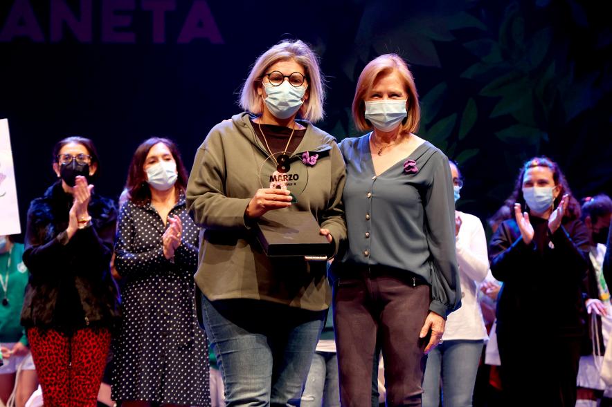 Actos Día de la Mujer en la Esfera - Posado de la concejal Ofelia Culebradas con una de las asistentes  premiadas.