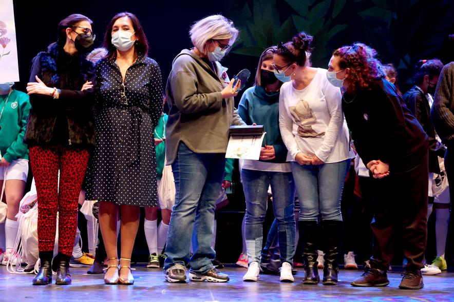 Actos Día de la Mujer en la Esfera - Posado de varias mujeres premiadas.