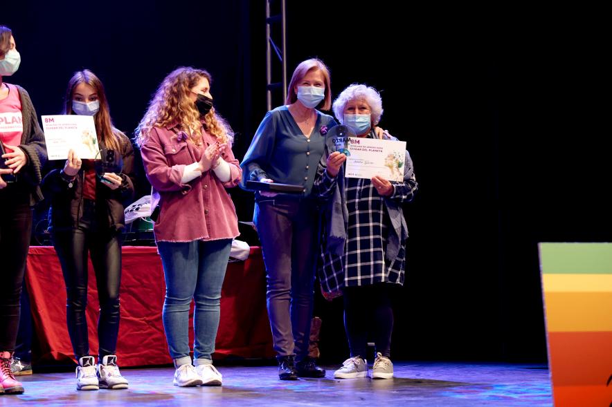 Actos Día de la Mujer en la Esfera -  La concejal Ofelia Culebradas homenajean a un grupo de mujeres.