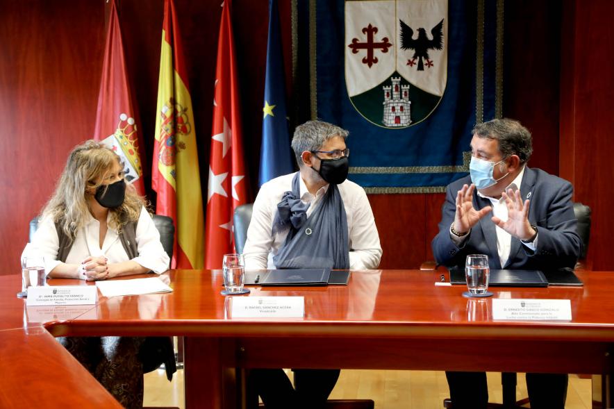 Firmantes charlan durante el encuentro