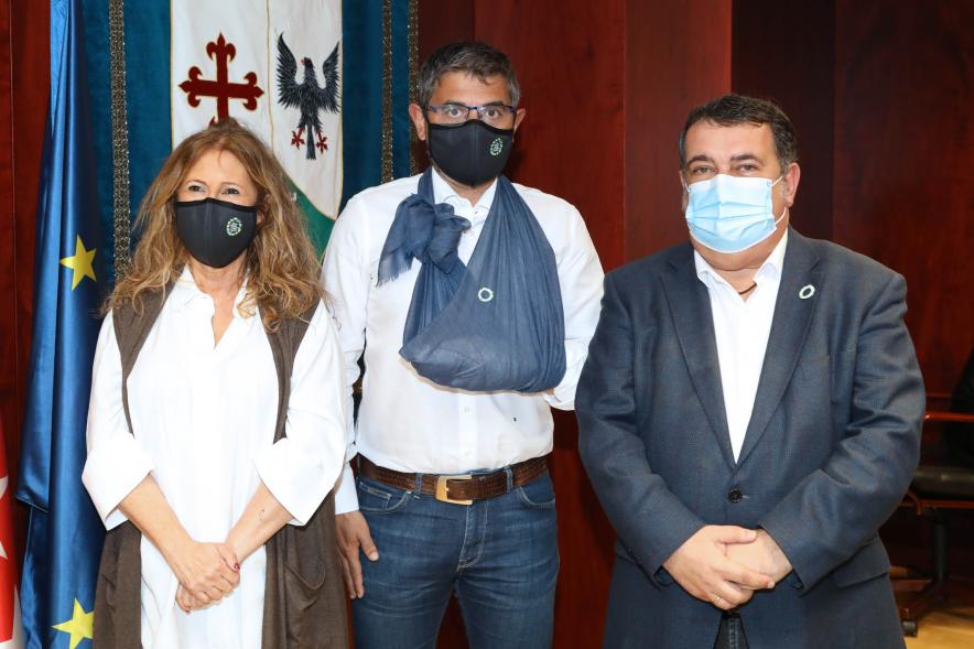 Firmantes posan tras la firma