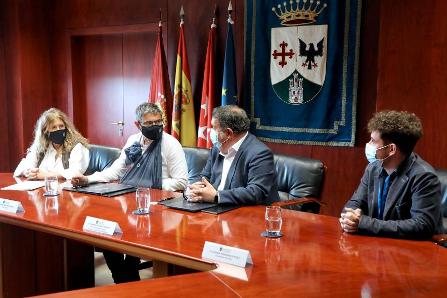 Firmantes charlan durante el encuentro