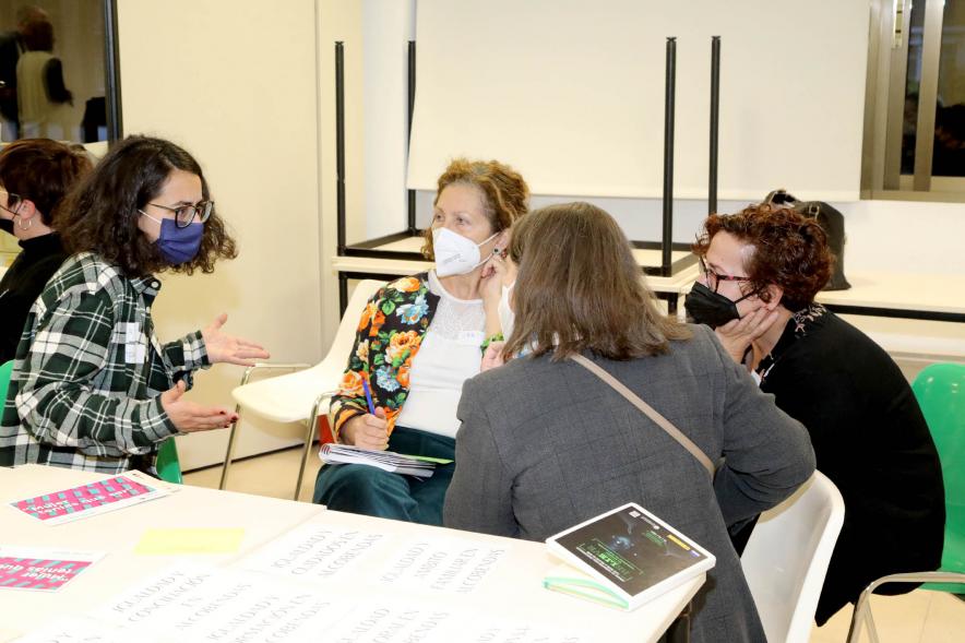 Participantes charlando en grupos