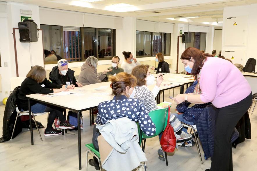 Participantes charlando en grupos