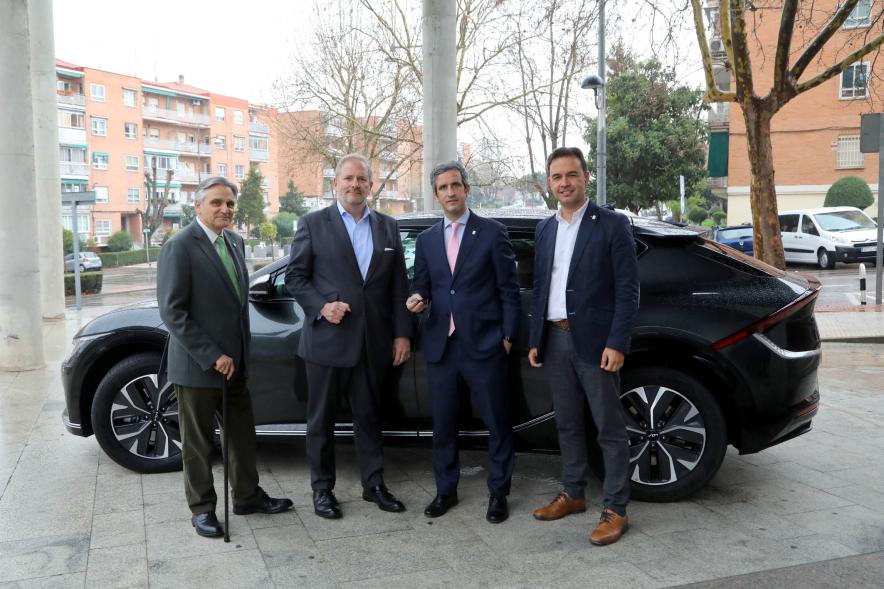 Representantes del consistorio y de Kia posan juntos con el vehículo detrás