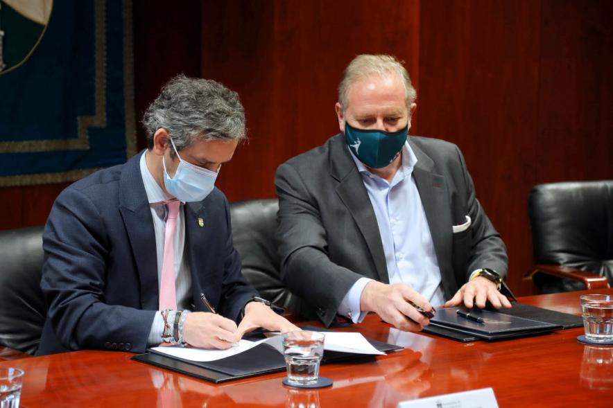 Alcalde Aitor Retolaza Firmando el acuerdo