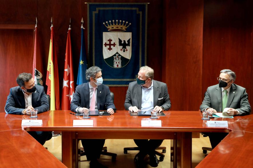 Firmantes charlan durante el encuentro