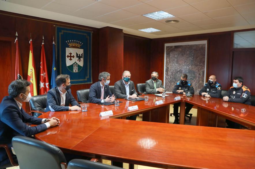 Delegación municipal con representante de KIA