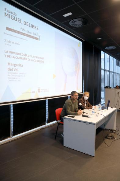 Miércoles en Abierto - Charla de Margarita del Val - Imagen del vicealcalde Rafael Sánchez Acera haciendo la presentación de La viróloga e inmunóloga del Consejo Superior de Investigaciones Científicas (CSIC), Margarita del Val.