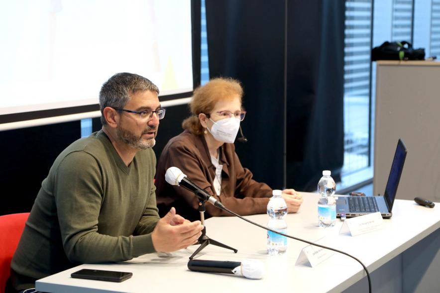   Miércoles en Abierto - Charla de Margarita del Val - Imagen del vicealcalde Rafael Sánchez Acera haciendo la presentación de La viróloga e inmunóloga del Consejo Superior de Investigaciones Científicas (CSIC), Margarita del Val.
