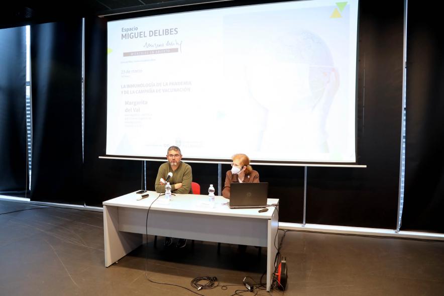 Miércoles en Abierto - Charla de Margarita del Val -  Imagen del vicealcalde Rafael Sánchez Acera y Margarita del Val en la mesa de conferenciantes.
